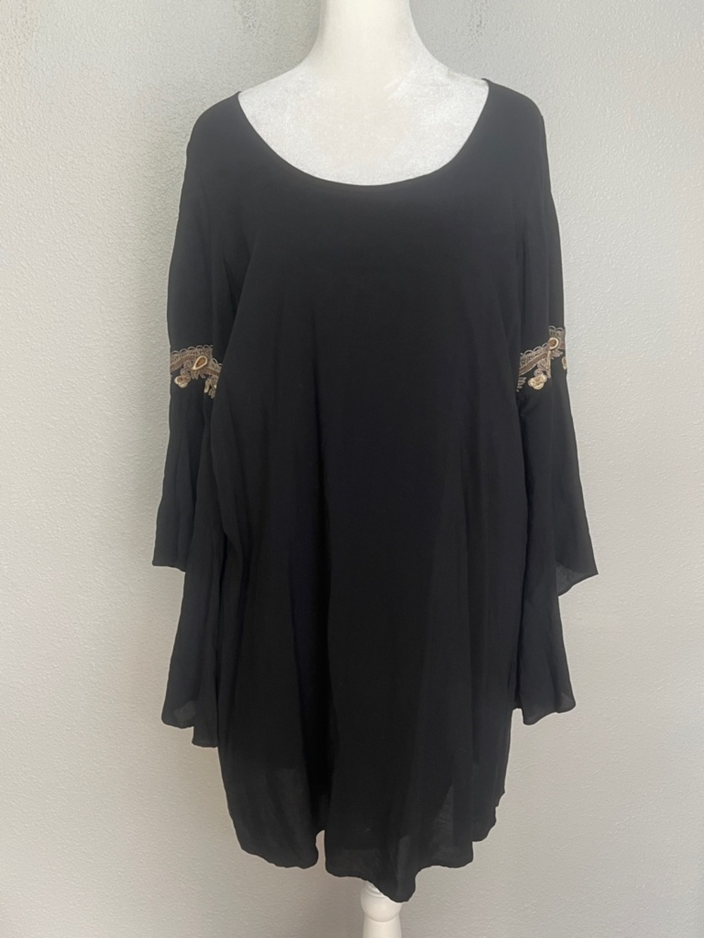 Va Va Ruffle Sleeve Embroidered Shift Dress Black Size Medium